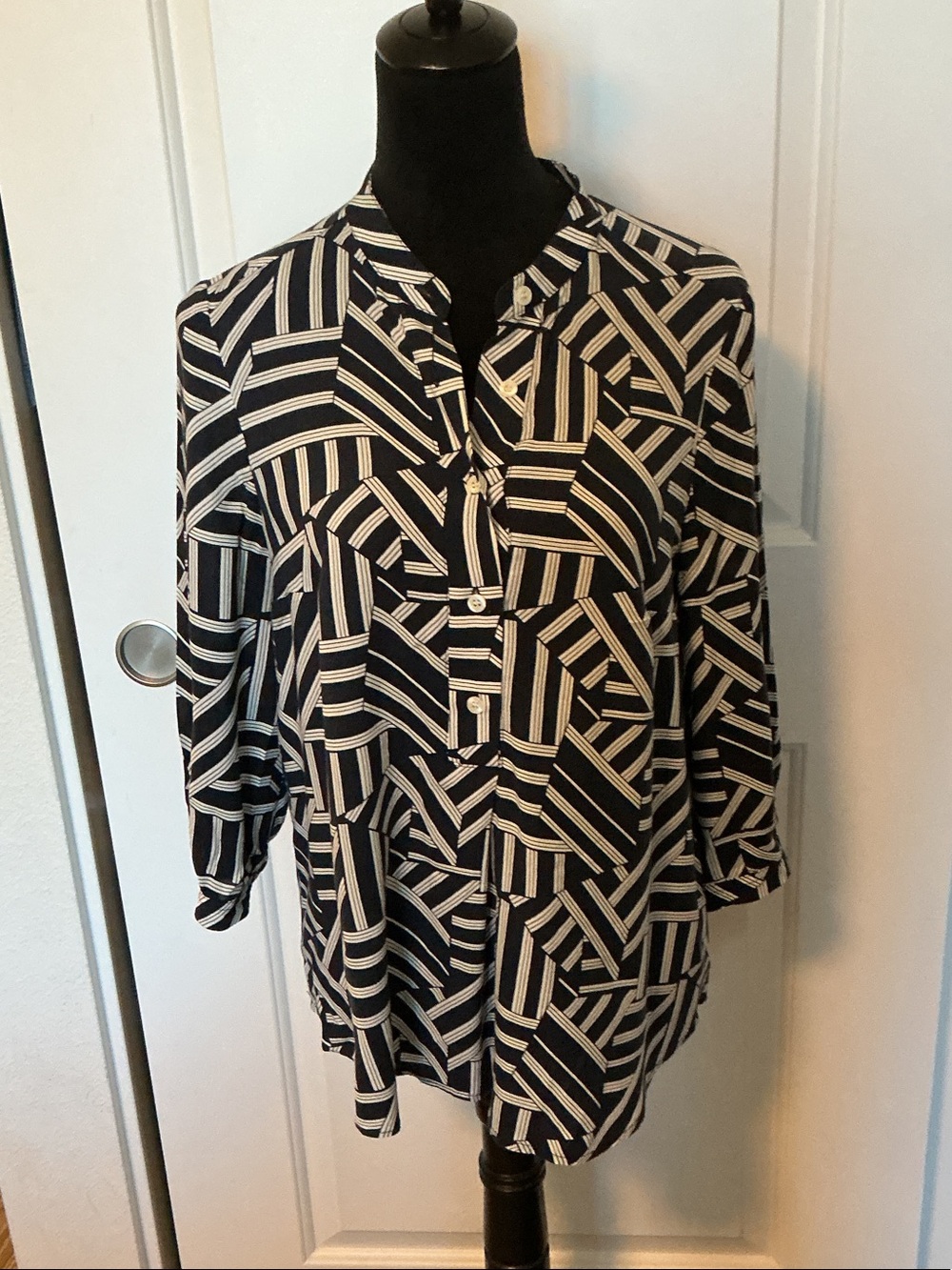 lola Black and White Geometric Button-Down Shirt S